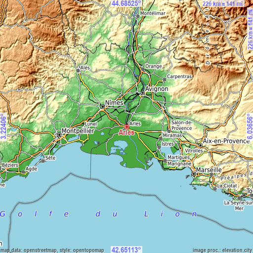 Topographic map of Arles